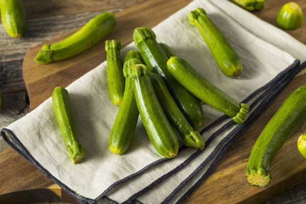 Rauwe groene organische Baby courgette — Stockfoto