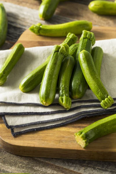 Råa gröna ekologiska Baby Zucchini — Stockfoto