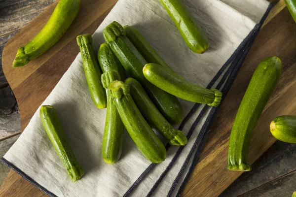 Rauwe groene organische Baby courgette — Stockfoto