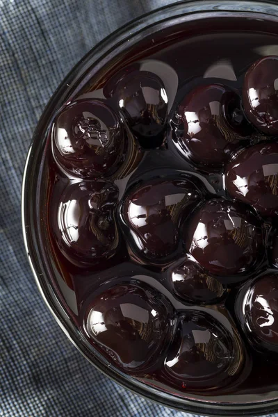 Süslü koyu kiraz likörü kokteyl kirazı