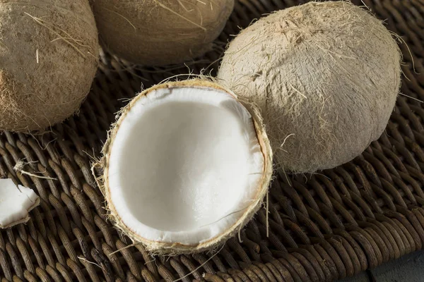 Rohe weiße Bio-Kokosnüsse — Stockfoto
