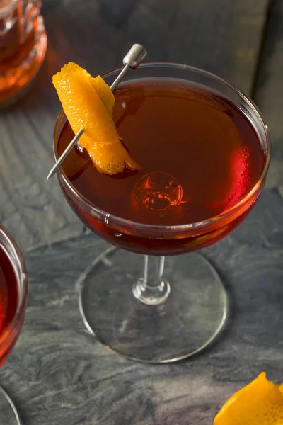 Ev yapımı kırmızı Boulevardier kokteyl