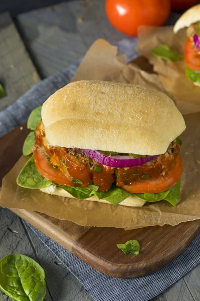 Sanduíche de rolo de carne salgado caseiro — Fotografia de Stock