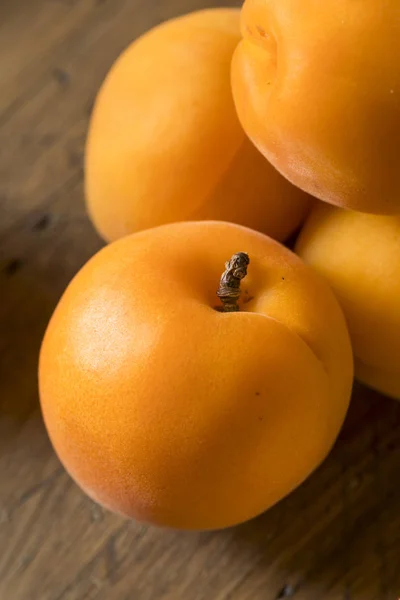 Ruwe oranje organische abrikozen — Stockfoto