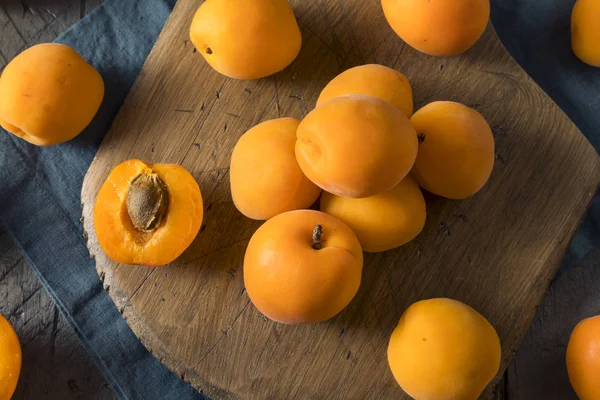 Rå oransjeorganiske apikoser – stockfoto