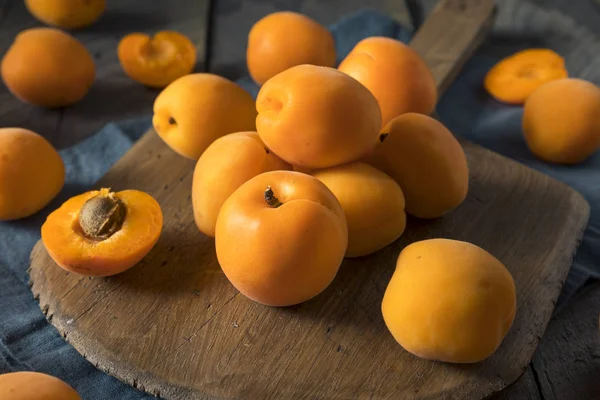 Ruwe oranje organische abrikozen — Stockfoto