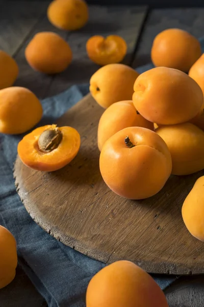 Surowe morele organiczny pomarańczowy — Zdjęcie stockowe