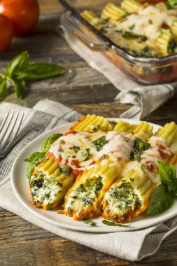 Ev yapımı doldurulmuş Ricotta ve ıspanak Manicotti