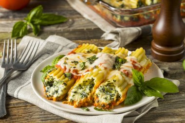 Ev yapımı doldurulmuş Ricotta ve ıspanak Manicotti