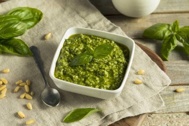 Ev yapımı İtalyan yeşil fesleğen Pesto sos