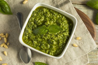Ev yapımı İtalyan yeşil fesleğen Pesto sos