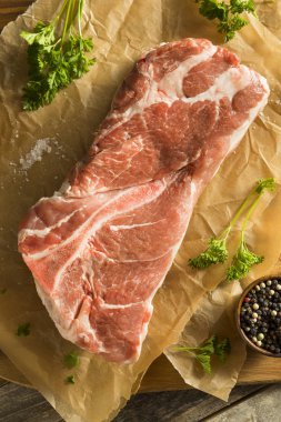 Ham organik kırmızı domuz omuz