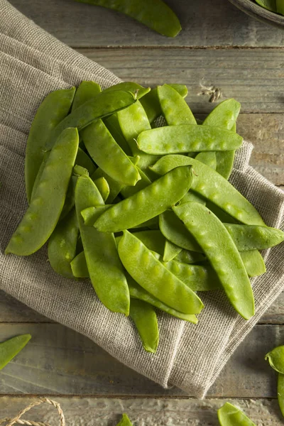 Guisantes de nieve orgánicos verdes crudos — Foto de Stock