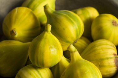 Çiğ sarı organik kaplan incir