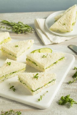 Ev yapımı salatalık çay sandviç