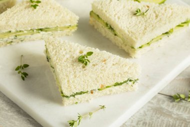 Ev yapımı salatalık çay sandviç