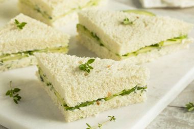 Ev yapımı salatalık çay sandviç