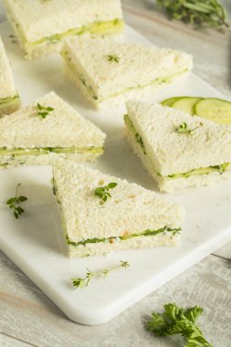 Ev yapımı salatalık çay sandviç