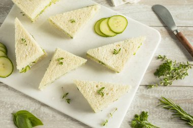 Ev yapımı salatalık çay sandviç