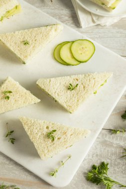 Ev yapımı salatalık çay sandviç