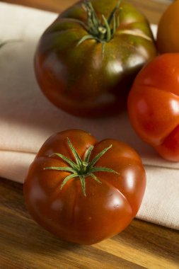 Ham organik kırmızı domatesler