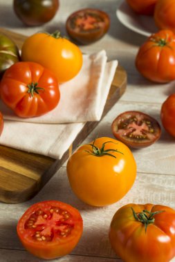 Ham organik kırmızı domatesler