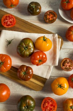 Ham organik kırmızı domatesler