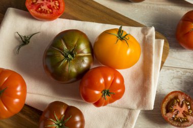 Ham organik kırmızı domatesler