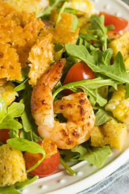 Ev yapımı roka karides ve Polenta salatası