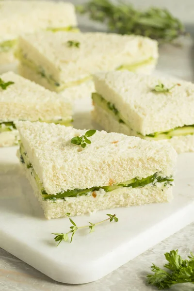 Ev yapımı salatalık çay sandviç