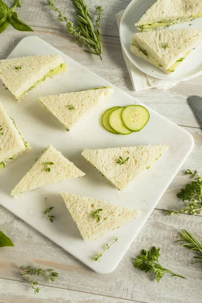 Ev yapımı salatalık çay sandviç