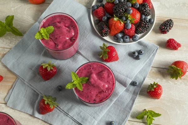 Süßer hausgemachter gesunder Beeren-Smoothie — Stockfoto