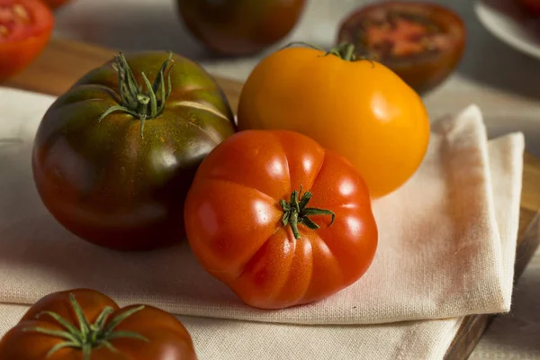 Raw Organic Red Heirloom Tomatoes — Stock Photo, Image