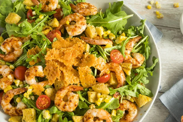 Salade maison de crevettes roquette et polenta — Photo