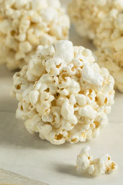 Süße hausgemachte Popcornbällchen — Stockfoto