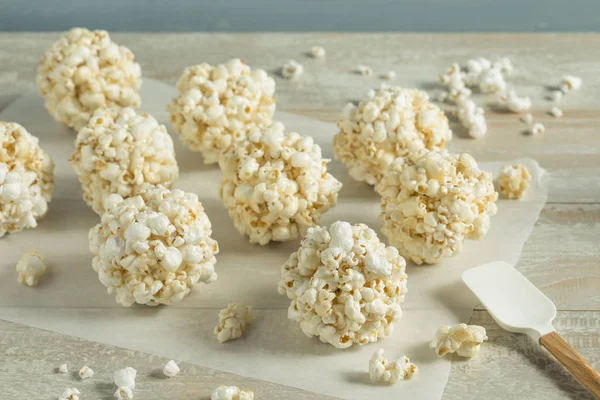 Domácí sladký Popcorn koule — Stock fotografie