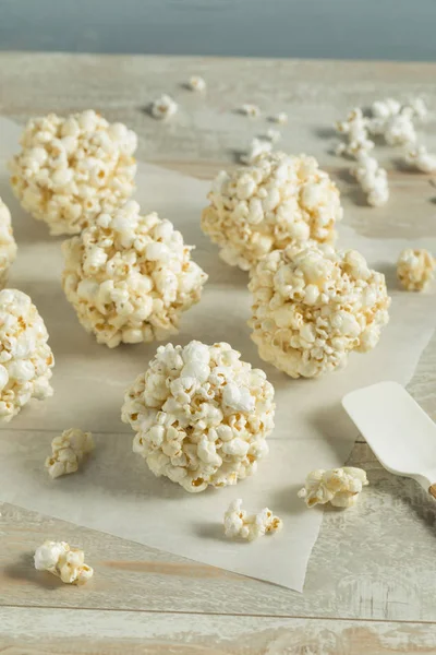 Douces boules de maïs soufflé maison — Photo