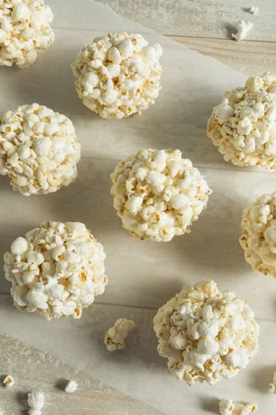 Douces boules de maïs soufflé maison — Photo