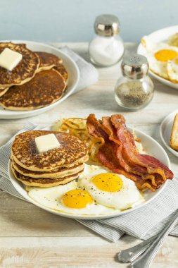Sağlıklı eksiksiz bir Amerikan kahvaltı