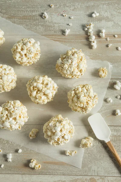 Douces boules de maïs soufflé maison — Photo