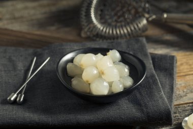 Organik beyaz kokteyl soğan turşusu