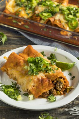 Ev yapımı sığır eti Enchiladas kırmızı sos ile