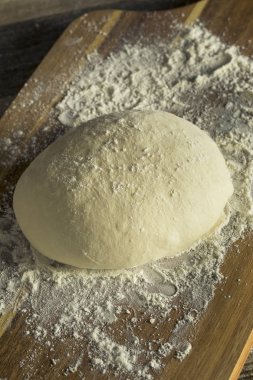 El yapımı organik ekmek hamur bir kadının elinde