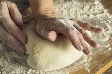 El yapımı organik ekmek hamur bir kadının elinde