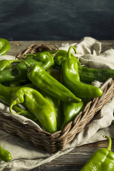 Nyers, zöld fűszeres sraffozási paprika — Stock Fotó