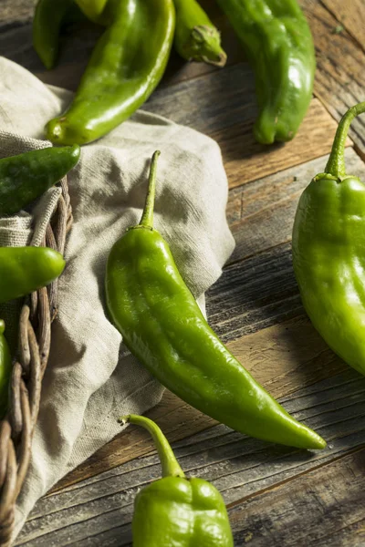 Rohe grüne, würzige Schlüpfpaprika — Stockfoto