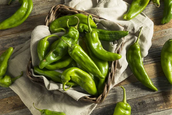Rauwe groene pittige Hatch Peppers — Stockfoto