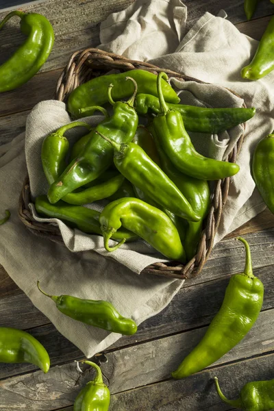 Rauwe groene pittige Hatch Peppers — Stockfoto
