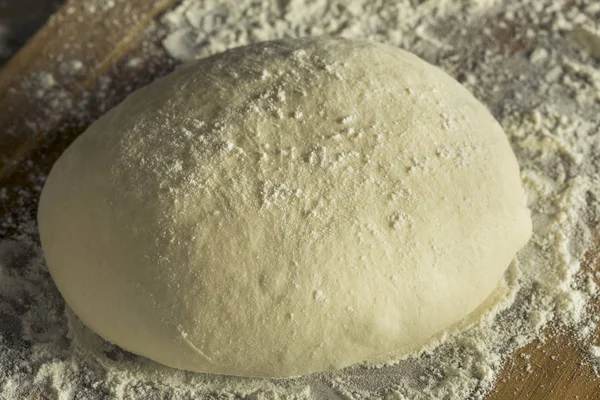 Ručně vyráběné organické chlebového těsta v rukou Zenske — Stock fotografie