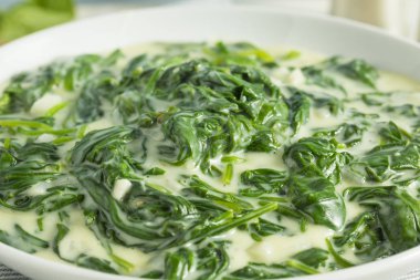 Ev yapımı krem kremalı ıspanak